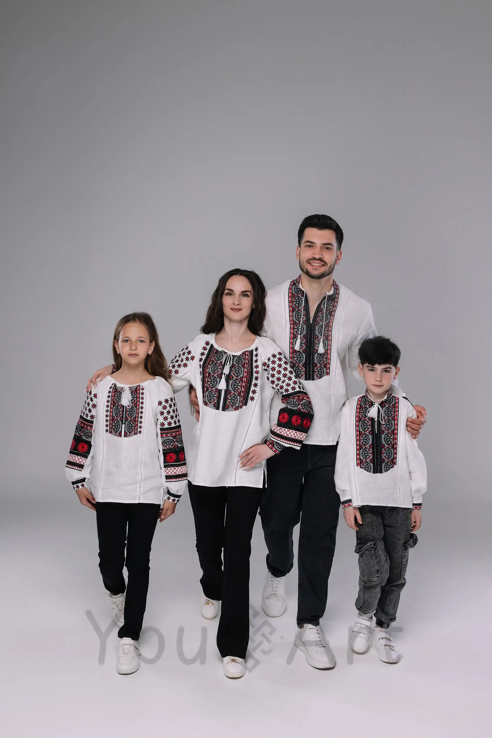 Комплект вишиванок з льону Подільська (чорно-червоний)