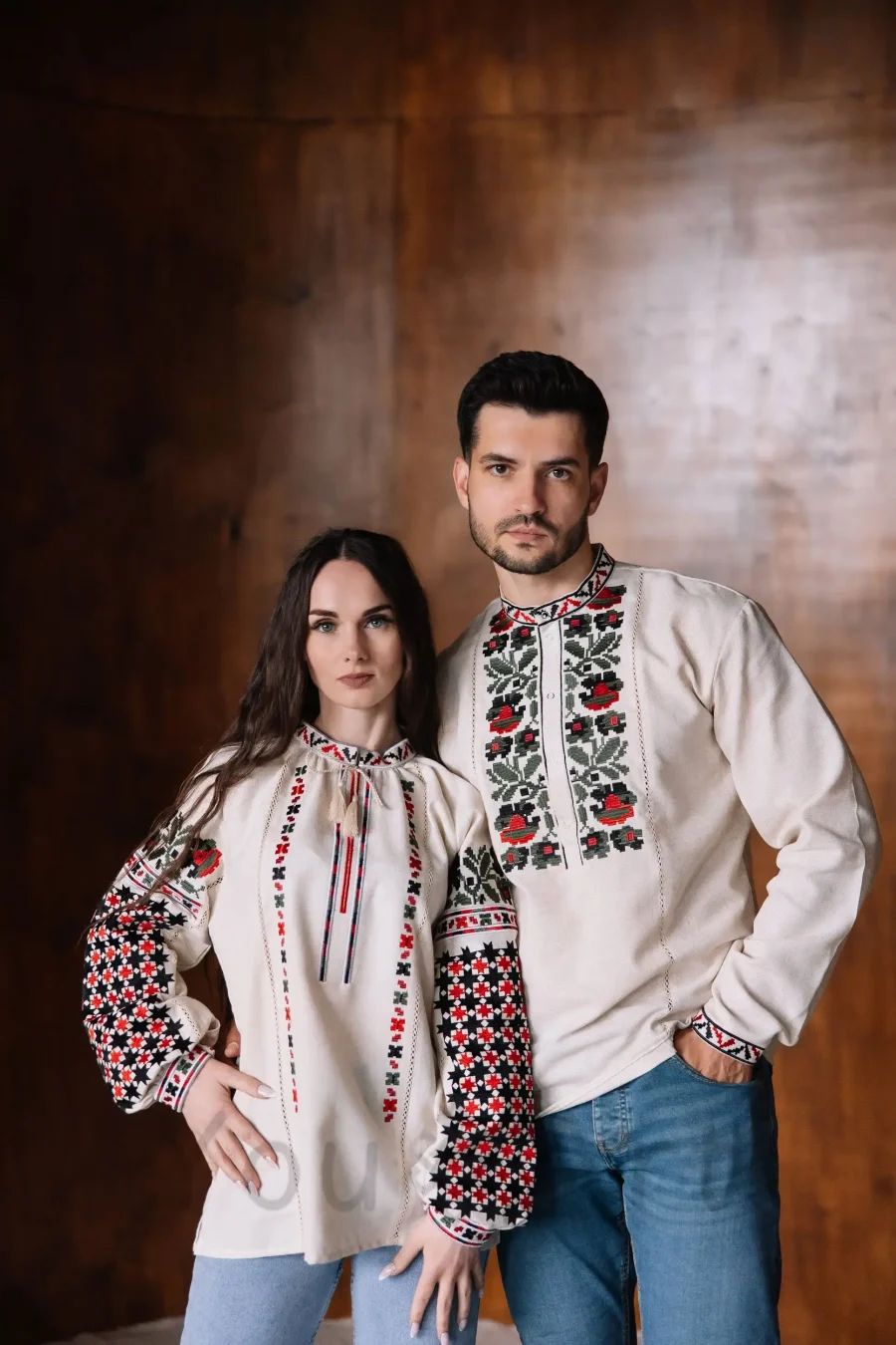 Комплект вишиванок для чоловіка та жінки Дивоцвіт (чорно-червоний)