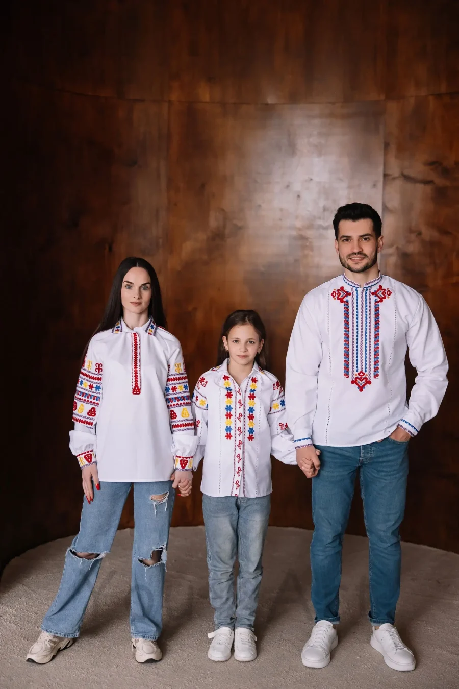 Комплект вишиванок для батька, мами та доньки Слобожанський код (червоно-синій)